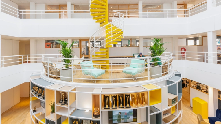 Contemporary, Commercial Buildings, Buildings Open to the Public